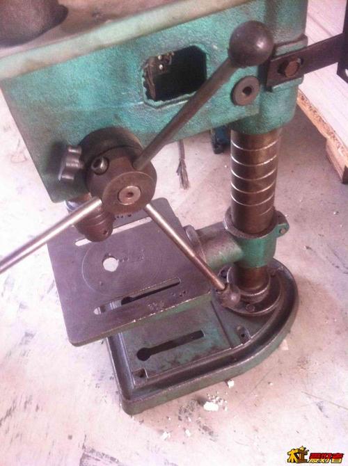 台钻电机怎么接变频器啊