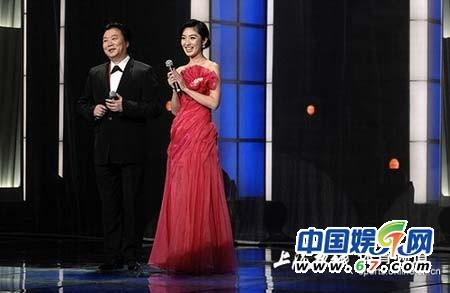 杜威女友何卿主持颁奖盛典 红裙惊艳全场