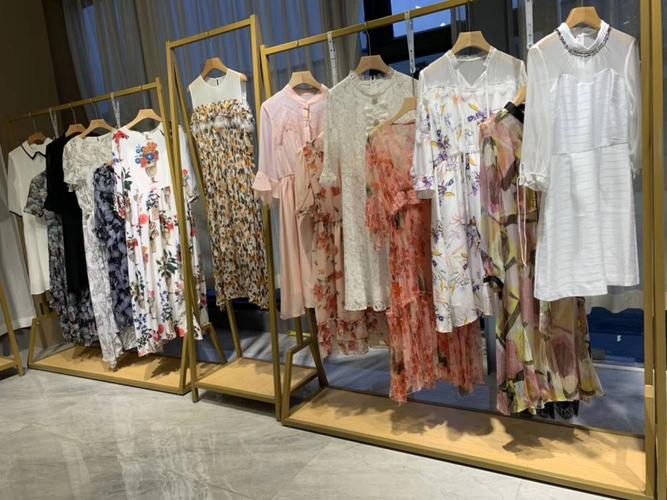 淘宝抖音实体一手货源  广州 依兰慕语服饰 是位于广州专业经营品牌