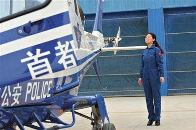 北京警航首批女飞行员"秀首飞"(图)