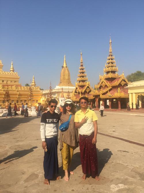 看这俩缅甸帅哥够帅吧,看到我们的美女主动要求合影留♀念.