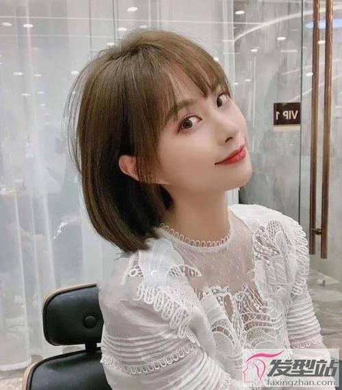 时髦girl们剪个初恋头的发型,多了一些少女感,看起来很显气质,这样