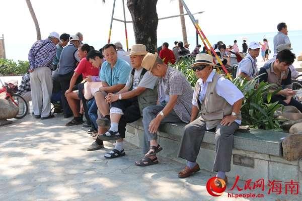 "候鸟"老人在三亚海月广场聊天