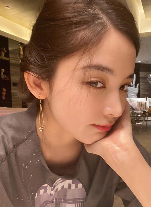 女星古力娜扎居家自拍,一件印花t恤穿在身上,显得特别可爱