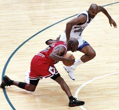 不可能还能保持这么标准的投篮姿势; 其二,如果乔丹真的推人了,这么