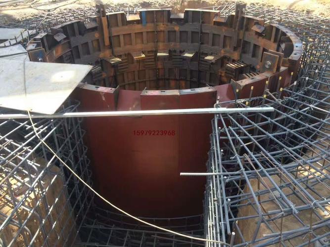 研制的重点,立井竖井凿井液压整体下移式金属模板的最大优点是省力,省