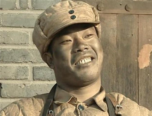 亮剑同样是王有胜阅兵一个得意洋洋一个面无表情