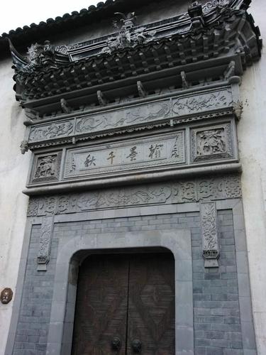 门头很高大上,砖雕精致.