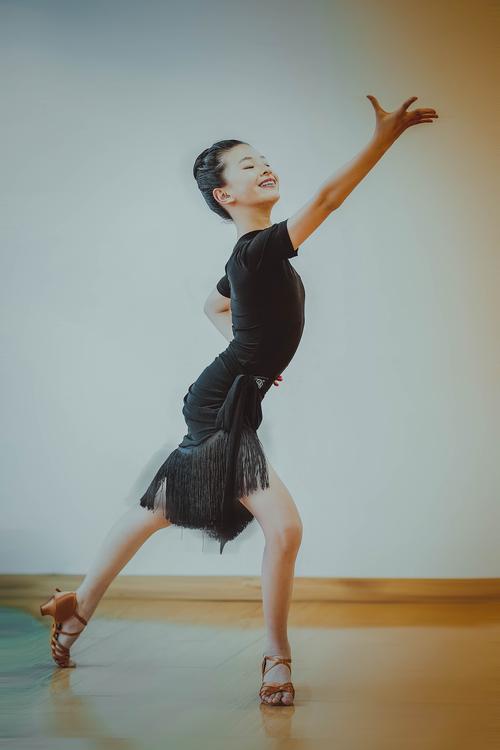 热爱舞蹈的小女孩