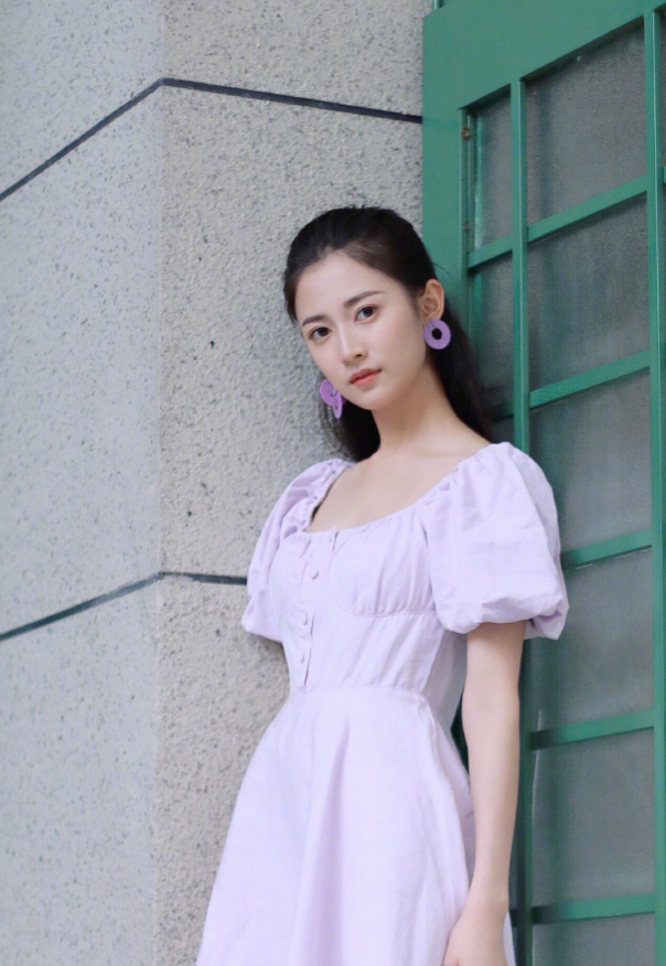 陈钰琪梦幻紫连衣裙,元气少女十足很清爽,脚踩人字拖也很有范