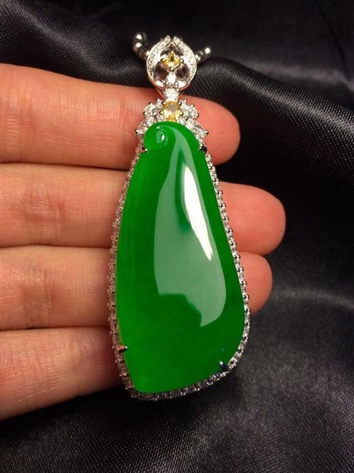 宏开收藏翡翠 胶感帝王绿翡翠大福瓜吊坠 18k金镶嵌缅甸翡翠挂件