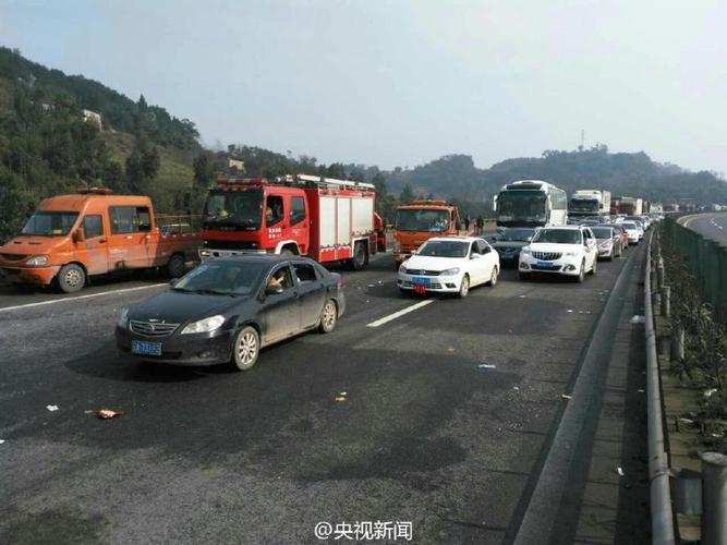 重庆高速发生38车连环车祸 事故范围长约1500米