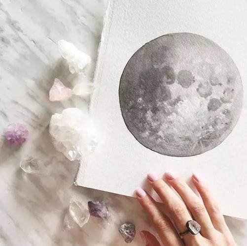 喜欢将月球画成五颜六色的样子