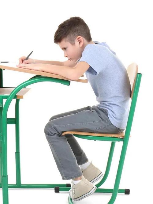 在长期错误的姿势下,越来越多的青少年出现不良体态的现象