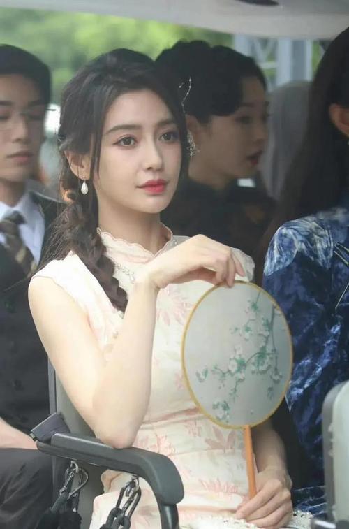 现场美人如斯杨颖穿旗袍装韵味十足