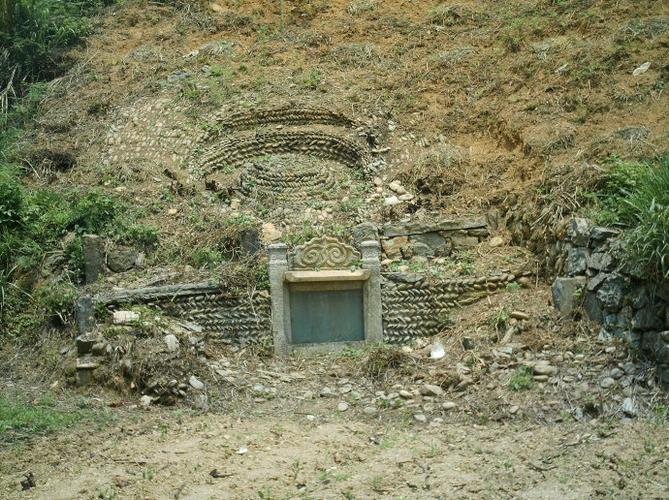 清代平民墓葬       清代平民墓葬位于距乍堨村2华里左右的土名叫"大