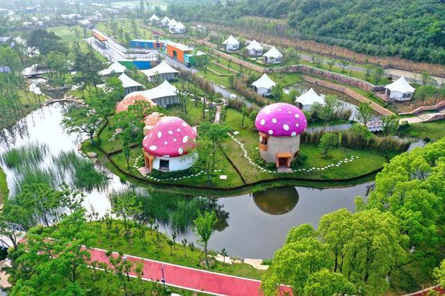 太湖湾露营谷位于常州市武进太湖湾旅游度假区,濒临太湖,紧邻著名