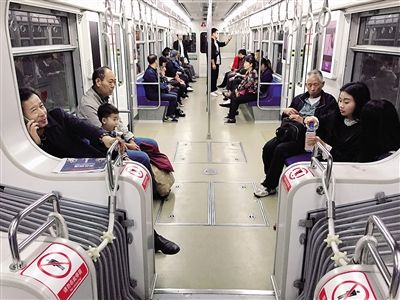 轨道交通车厢连接处现"神器",你还敢坐吗?-今日重庆-华龙网