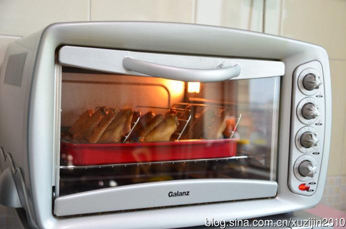 烤箱要预热,放入鸡翅后,设定220℃烤10分钟左右.