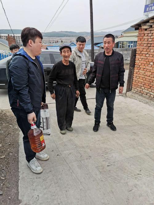 延边州食品药品检验所帮扶责任人来到汪清县鸡冠乡鸡冠村对贫困户进行