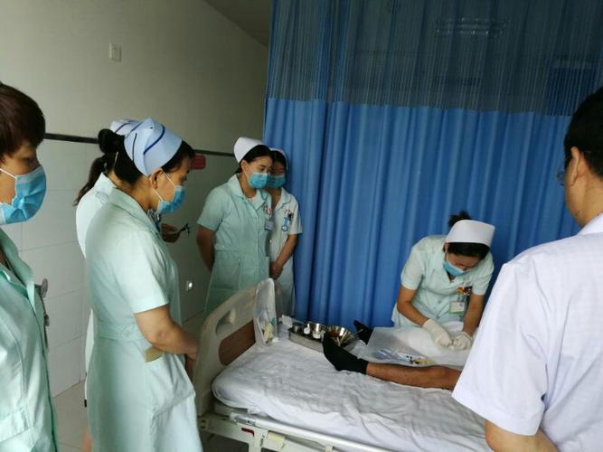 外科护士为大家演示男性病人留置导尿术,外科护士长在操作过程中进行