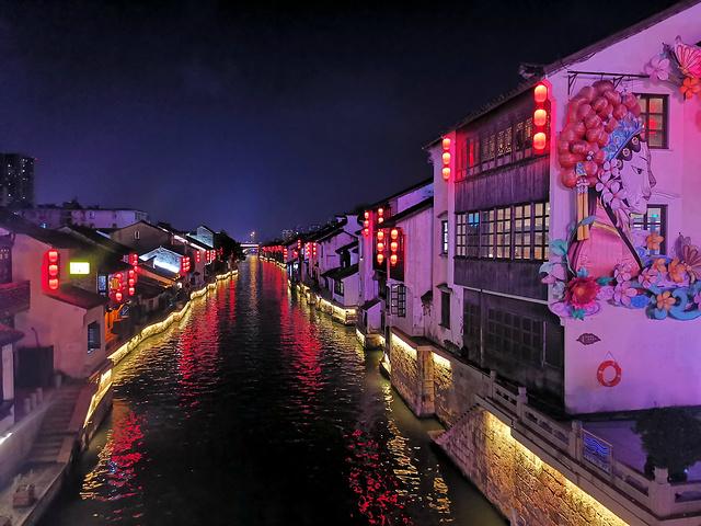 当然要去南长街啦,南长街的夜景是无锡夜晚的象征,南长街的街道很古色