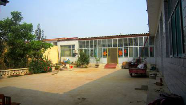 实拍北方自建农村房 土砌高墙破旧却带百坪大院