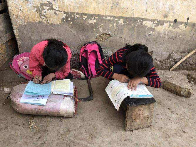 中国贫困山区的孩子儿童公益扶贫图片现状介绍四川大凉山彝族捐衣服