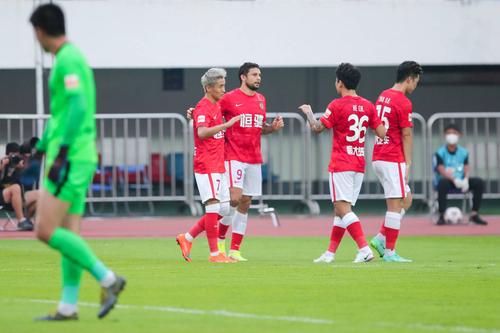 2021赛季中超联赛第11轮一场焦点战在广州队和沧州雄狮之间展开较量