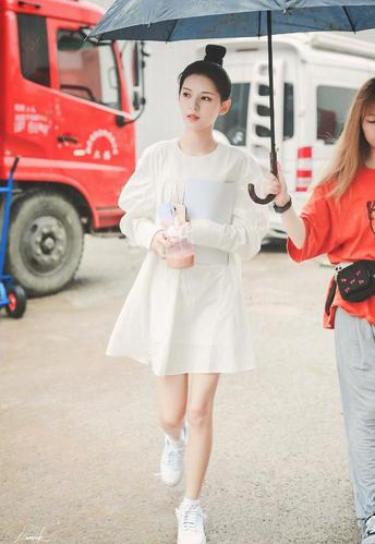 张予曦最新私服曝光,白色连衣裙搭配丸子头,不愧是王思聪前女友