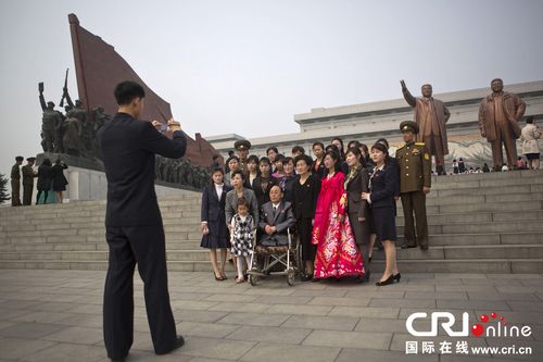 朝鲜全国欢庆"太阳节" 金正恩率高官参拜太阳宫(高清组图)