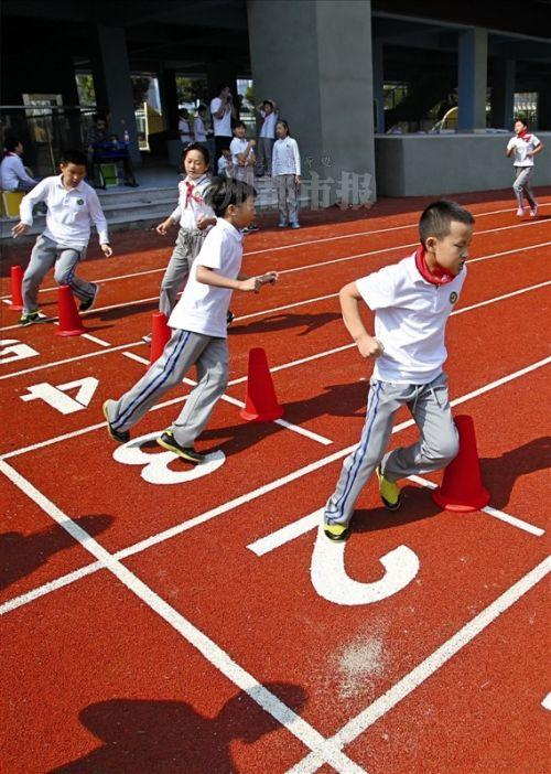 昨天,在市实验小学,学生正进行50米&times;8往返跑.