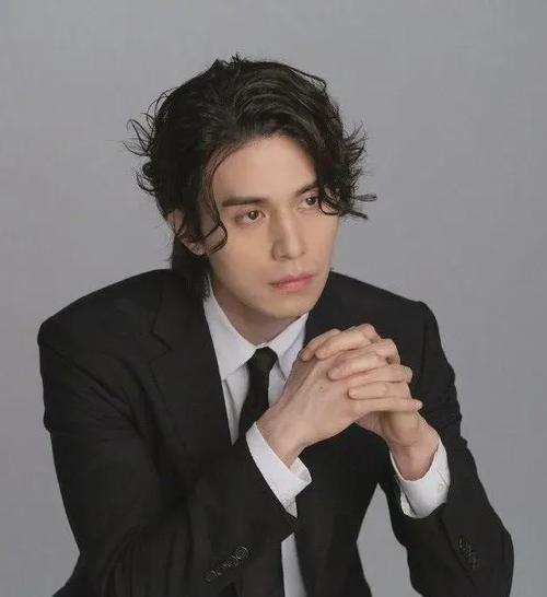 李栋旭这回fendi看秀预热的长发造型长度和女生的日常长度都差不多了