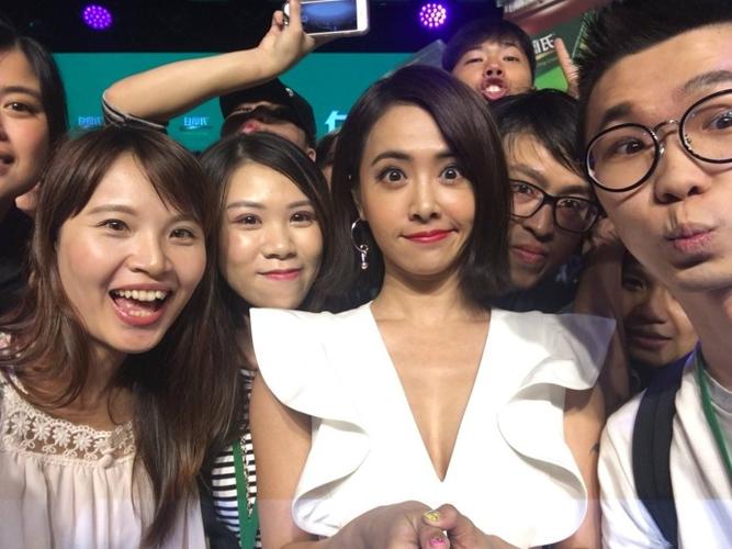 蔡依林与粉丝自拍互动,皮肤略黑表情可爱!