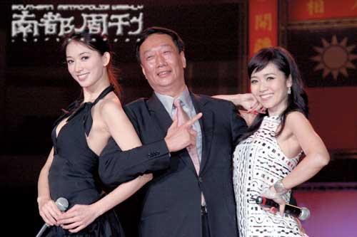 2007年2月,郭的公司年会活动,"台妹"侯佩岑,林志玲来捧场.