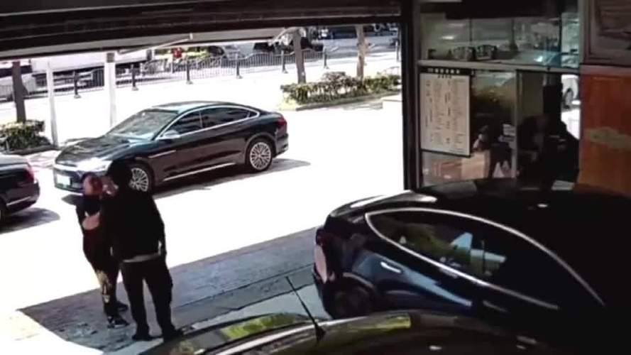 监控拍下特斯拉刹车车祸一溜烟儿跑没影让店员一脸茫然