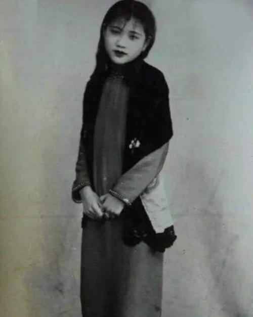 为了当汉奸,他亲手将17岁女儿送给日本人,为此还活埋了老母亲