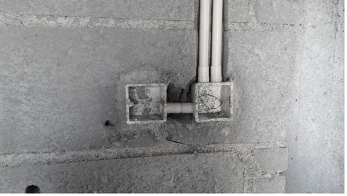 两个开关盒这种安装方式是否满足规范?