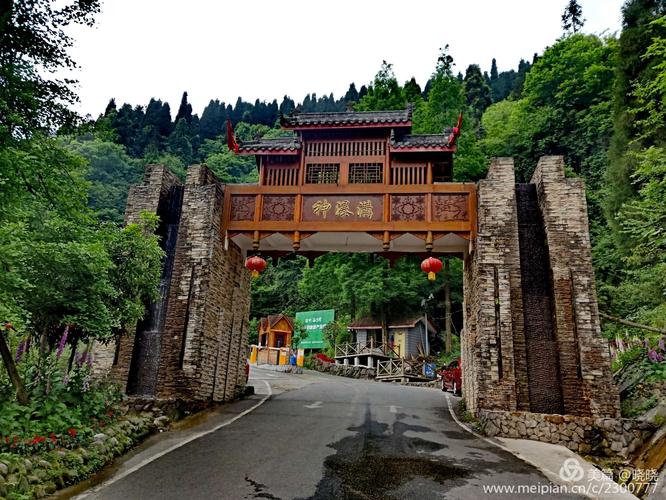 请跟着图片去领略神瀑沟的幽静与美丽,感受阵阵清风