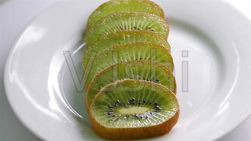 4k猕猴桃水果切片摆盘_3840x2160_高清视频素材下载