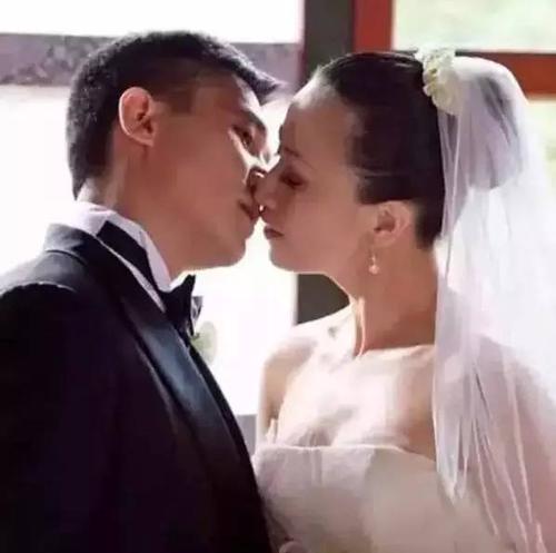 "不言不语也可以很温柔",梁朝伟和刘嘉玲的爱情,是最美的遇见
