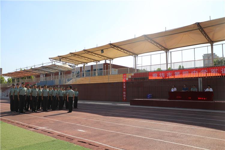 来自陆军航空兵学院廊坊营区的教官们为同学们表演队列队形