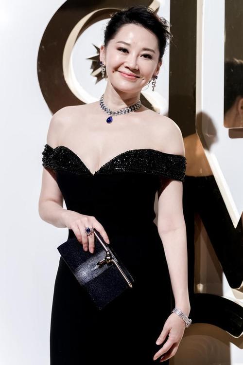 51岁许晴身材也太赞了,紧身裙造型美的出奇,身材好似二次发育