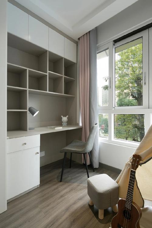 儿童房的床尾处,布置了一张书桌 书架组合的设计,为孩子的学习作业