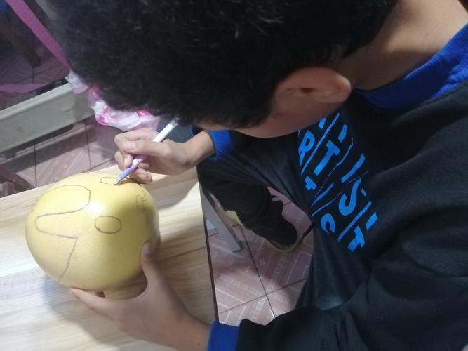 我找到了一个香喷喷的柚子就要开始我的第一步:在上面画出兔子头图形!
