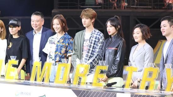 王一博现场展示高难度动作 程潇感叹滑板精神