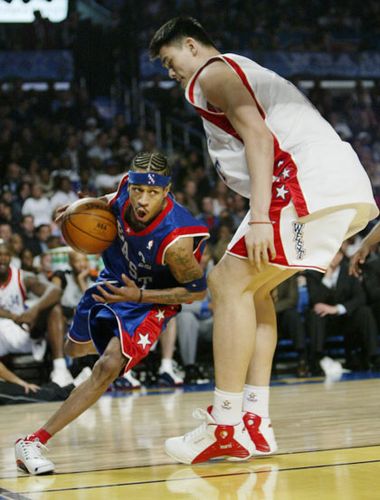 姚明战艾弗森组图回顾:全明星赛场双星盛气凌人