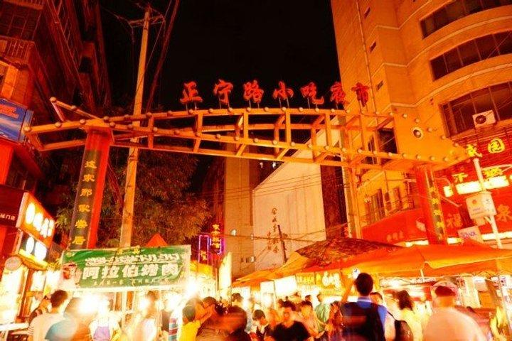要说兰州好吃的在哪里,那必定要数出了名的正宁路夜市小吃一条街了
