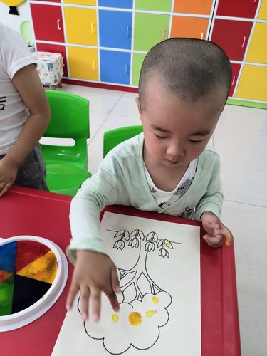 手指印画——《宝宝的画》凤城中心幼儿园小小班.
