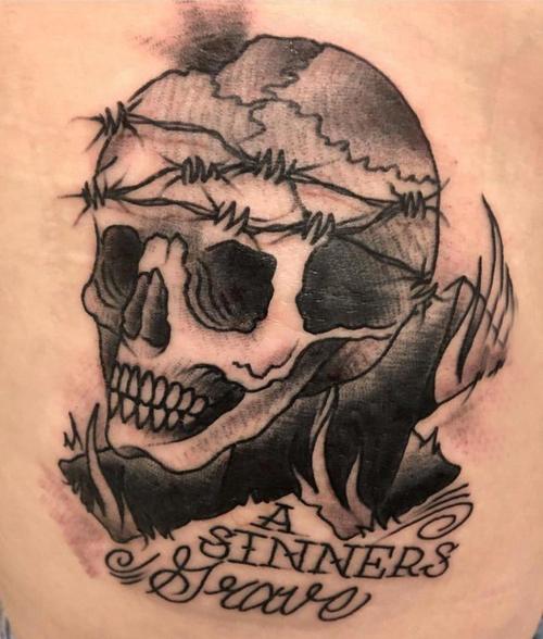 骷髅纹身男生后背上英文和骷髅纹身图案